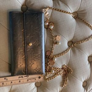 LOUIS VUITTON MONOGRAM METALLIC GREY VERNIS READE WALLET ON A CHAIN